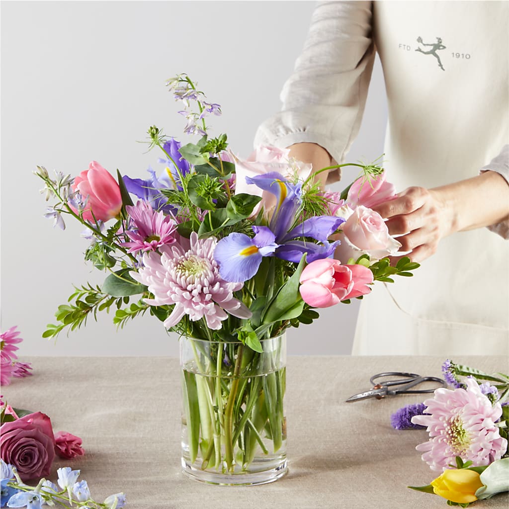 Pastel Tradition - A Florist Original – ROBIN'S CORNER FLOWER SHOP, Taunton MA