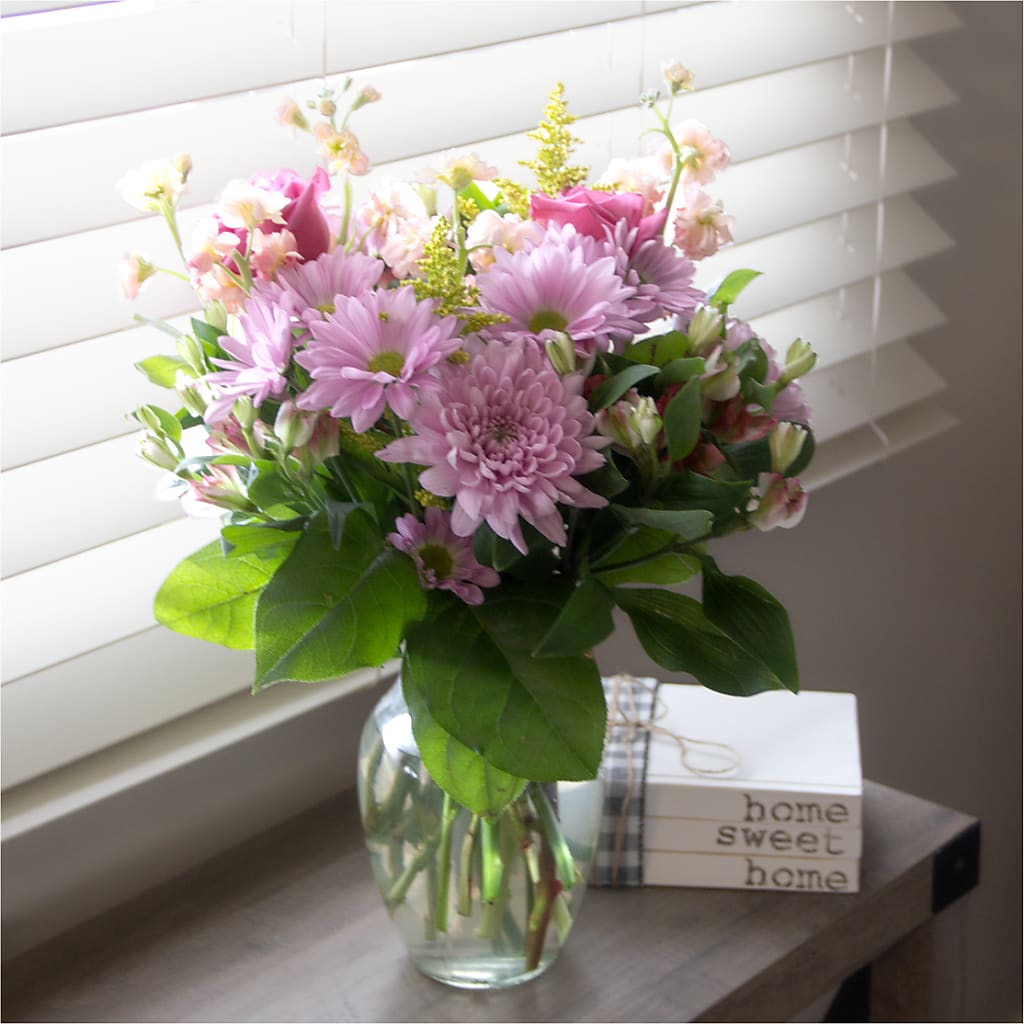 Pastel Tradition - A Florist Original – ROBIN'S CORNER FLOWER SHOP, Taunton MA
